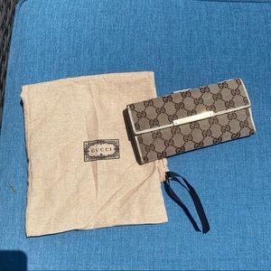 Gucci wallet with dust bag. In great condition!